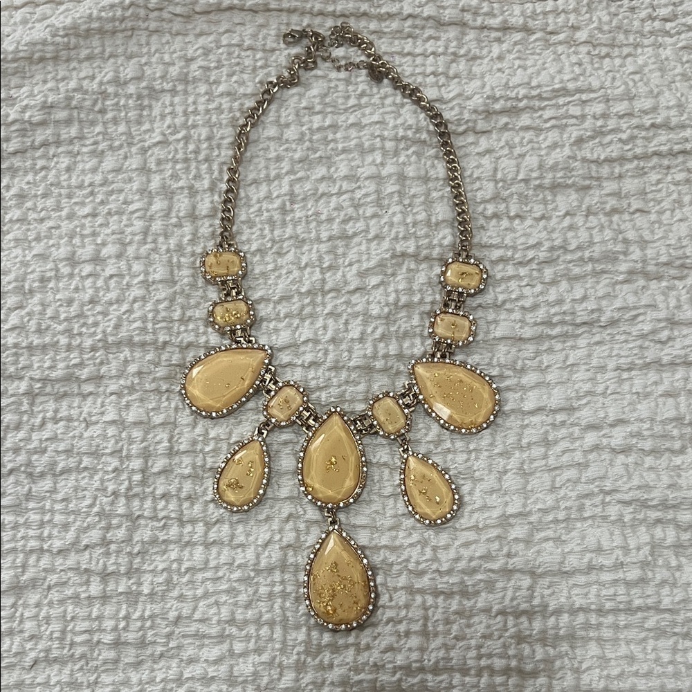 Elegant Gold Necklace with Teardrop Pendants